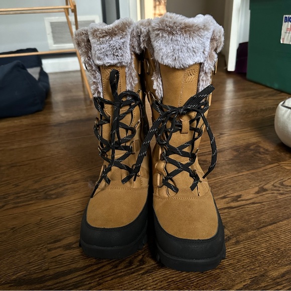 Alll in Motion Winter Boots 7 WIDE - Picture 2 of 5